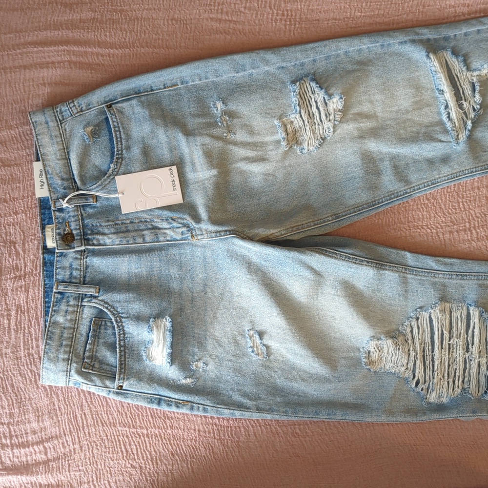 High Rise 90s Fit Distressed Jeans, brand Sneak Peek, Size 9 NWT